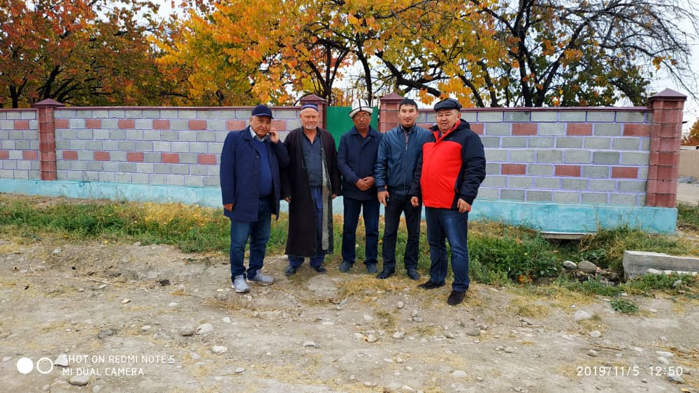 Участники проекта оказывают помощь сельским жителям Баткенской области